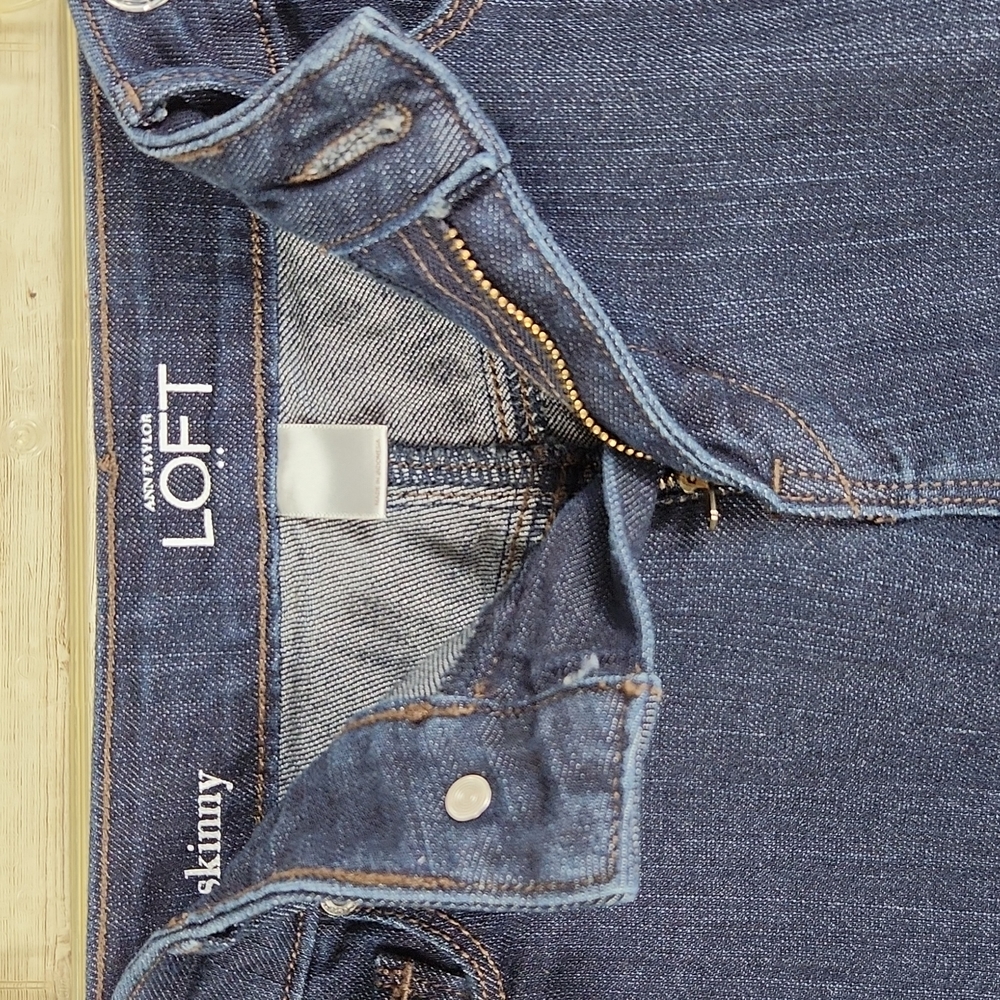 Ann Taylor Loft, Women's Jeans, wash dark blue denim, slim legs, Sz 4 - Picture 4 of 7